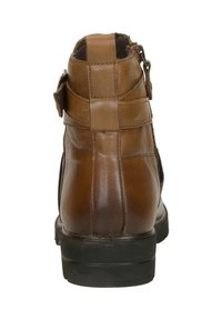 Bruine leren enkellaars met een textuur, een ronde neus en een zijrits met een decoratieve band aan de achterkant. Duurzame rubberen zool.