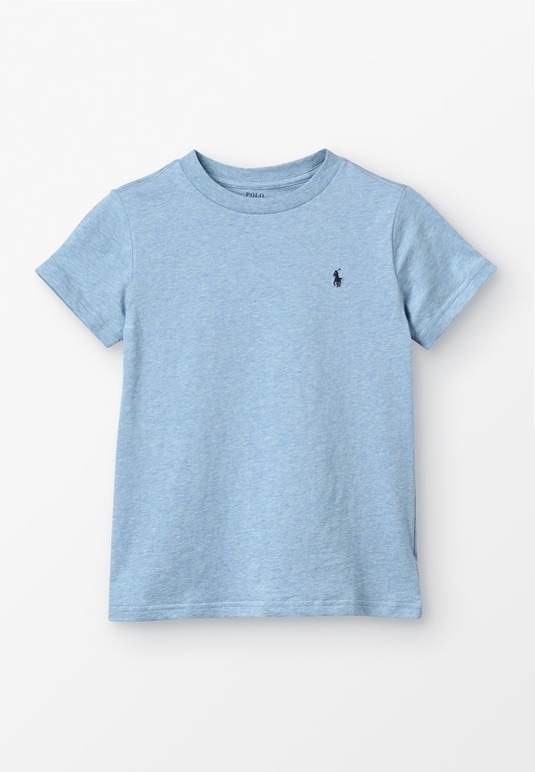 Ljusblå t-shirt med kort ärm i mjuk bomull, med rund halsringning och en liten mörk logotyp på vänster bröst. Slät textur.