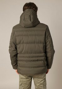 Olijfgroene gewatteerde jack met een capuchon, voorzien van een gestructureerde stof, een gekuifd ontwerp en verstelbare trekkoorden bij de nek.