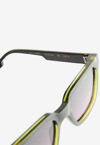 Next WAYFARER POLARISED - REGULAR FIT - Occhiali da sole - green and purple