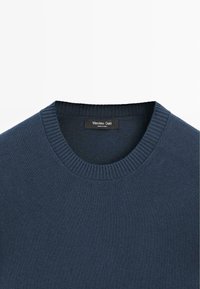 Granatowy sweter z dzianiny o fakturze w splot żebrowany, z prążkowanym dekoltem w łódkę i metką z napisem "Massimo Dutti".