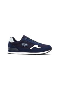 Sneakers blu navy in camoscio con accenti bianchi. Presentano una patch con logo, chiusura con lacci e suola in gomma. Eleganti e funzionali.