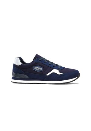 Baskets bleu marine en suède avec un accent blanc. Comprend un patch logo, un design à lacets et une semelle en caoutchouc. Élégantes et fonctionnelles.