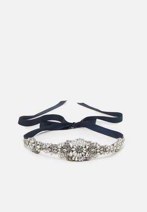 Cinturón de cinta negra con un gran grupo central de brillantes transparentes y grupos más pequeños de brillantes a lo largo de los lados.