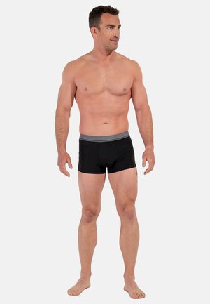 Schwarze Boxer-Slips mit einem grauen elastischen Bund und Markenlogo. Der Stoff wirkt glatt und eng anliegend, für eine bequeme Passform entworfen.