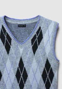 Gilet in maglia senza maniche grigio con motivo argyle nero e grigio chiaro e rifiniture viola lungo il collo a V e le aperture delle maniche.