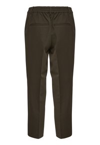 Pantaloni marroni scuri con vita elastica e design a gamba affusolata, dotati di due tasche posteriori e una texture liscia.