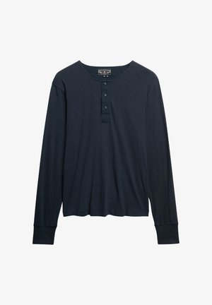Camisa henley de manga larga en color azul marino, hecha de tela suave, con cuello redondo y tapeta de tres botones, con puños ajustados y corte relajado.