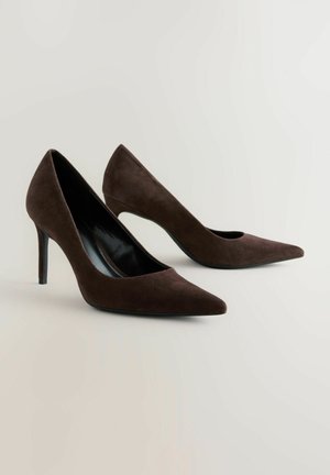 Braune Wildleder-Pumps mit spitzem Zehendesign, die eine elegante Silhouette und einen dünnen Stiletto-Absatz aufweisen. Glatte Innenauskleidung.