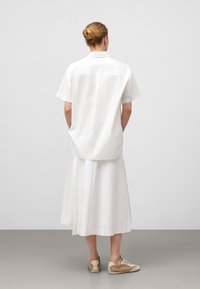 ADOLFO DOMINGUEZ Jupe trapèze - white