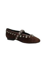Scarpa piatta in suede marrone con punta affilata, decorata con dettagli in borchie argentate e una fascia decorativa sul collo del piede. Tacco nero basso.