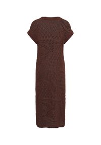 Robe midi en maille marron avec manches courtes et motifs géométriques texturés sur l'ensemble du tissu, vue de dos.