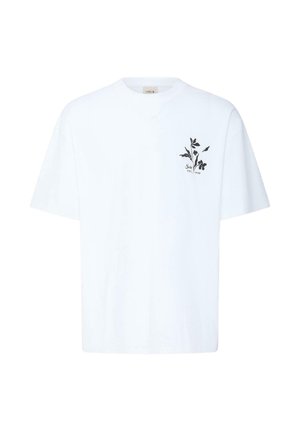 Hvit T-skjorte med korte ermer, med et lite svart blomsterdesign og teksten "Solid EST. 1999" på venstre bryst.