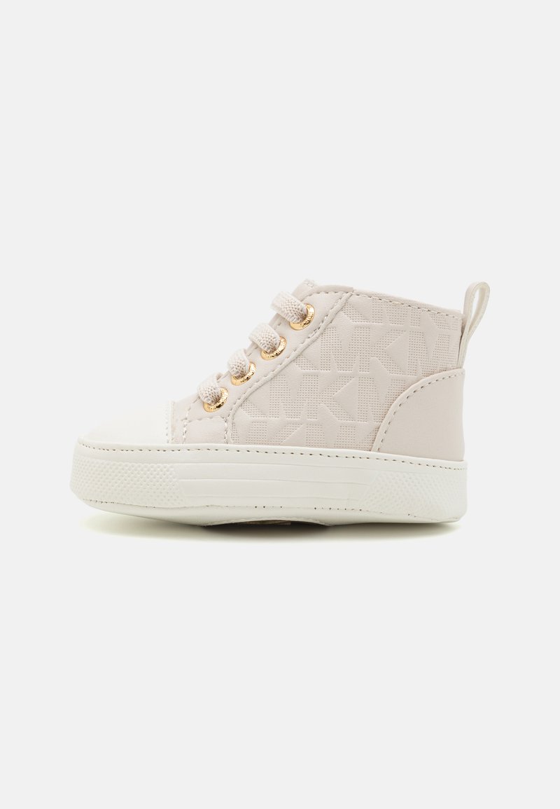 Beige High-Top Sneaker mit strukturiertem Obermaterial und Logomuster, goldenen Ösen und einer weißen Gummisohle mit strukturiertem Zehenbereich.