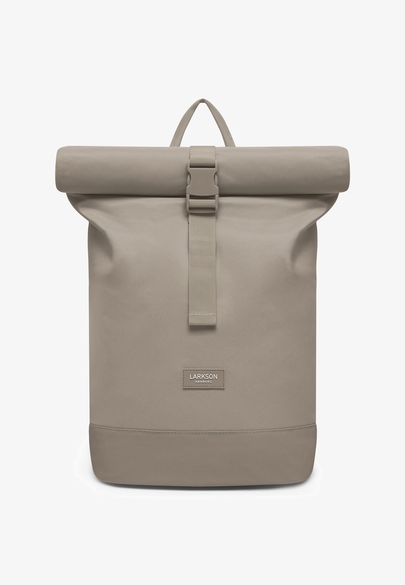 Bézs színű roll-top hátizsák elülső csattos pánttal és felső hordozófüllel, kis téglalap alakú "Larkson Hamburg" címkével.