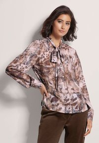 Langsleeve blouse in multicolore abstracte print met striknekkraag en knopen aan de voorkant. Gladde stof met gevarieerde texturen in tinten bruin en roomkleur.