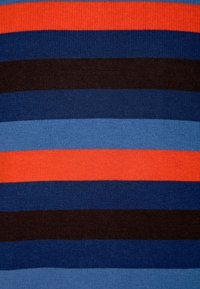 Dzianinowa tkanina w paski, z naprzemiennymi pasami w kolorach pomarańczowym, ciemnoniebieskim, jasnoniebieskim, czarnym i granatowym, o gładkiej teksturze.