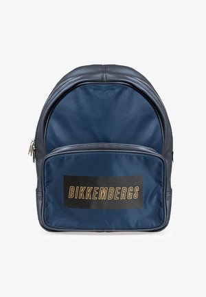 Marineblå nylon rygsæk med en rund form. Har en forlommem med en sort lap, som viser "BIKKEMBERGS" i guldskrift. Sølv lynlås.