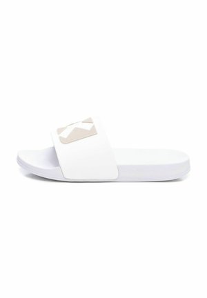 Sandalia deslizante blanca con una correa ancha que presenta un logotipo geométrico beige. Textura suave, suela plana y diseño minimalista.