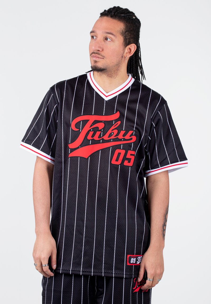 FUBU - VARSITY PINSTRIPED - T-shirt con stampa - black/red/white, Ingrandire