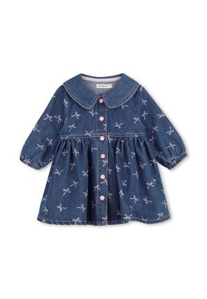 Blauwe denim peuterjurk met roze geborduurde strikjes, lange mouwen, roze knopen op de voorkant en een afgeronde kraag.