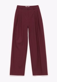 Bordeauxkleurige wijde broek met een gladde textuur, geplooide voorkant en een middelhoog taille. Ontworpen met subtiele stiksels en riemlussen.