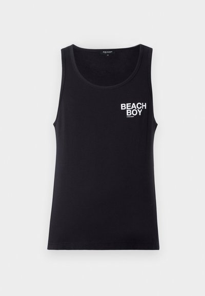 Melnā bezpiego tank topa, kas izgatavots no kokvilnas, ar apaļu kakla izgriezumu. Uz kreisās krūšu daļas ir baltā krāsā uzdrukāts teksts "BEACH BOY".