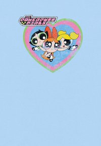 Fondo azul con un diseño en forma de corazón que presenta a tres chicas de dibujos animados. Las chicas tienen ojos grandes, atuendos coloridos y peinados distintivos.