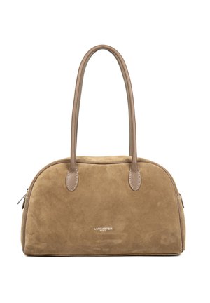Sac à main en daim marron avec deux longues anses en cuir et un petit logo "Lancaster Paris" au centre avant.
