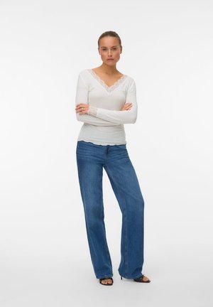 Vero Moda, VMSKYE LS V-NECK LACE TOP JRS NOOS - Блуза с дълги ръкави - snow white