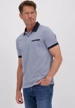 Navy en witte gestreepte polo met korte mouwen, een kraag en een zak. Beschikt over een gouden knop en afgewerkte randen. Gemaakt met blauwe jeans.