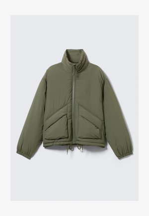 Chaqueta acolchada en verde oliva, con un alto cuello, cierre frontal de cremallera, grandes bolsillos triangulares y puños elásticos con dobladillo ajustable.