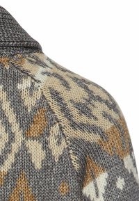 Strickpullover mit einem Muster aus Grau, Beige und Braun, mit Kragen und strukturiertem Finish. Enthält auffällige Farbblöcke und Details.