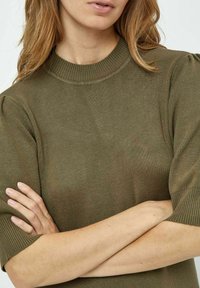 PEPPERCORN TANA NECK HALF SLEEVE  - Svetríkové šaty - capers