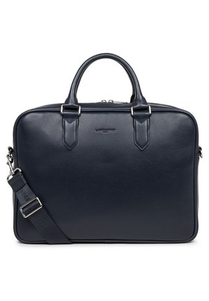 Sac à dos pour ordinateur portable en cuir bleu marine avec une finition texturée, deux poignées, une bandoulière amovible et une fermeture éclair en métal.