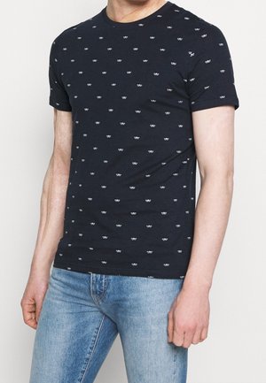 Navyblaue Baumwoll-T-Shirt mit Rundhalsausschnitt und kurzen Ärmeln, das ein wiederholendes kleines weißes Bootmuster aufweist.