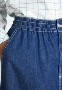 Mads Nørgaard AIR LUNI SKIRT - Falda acampanada - mid blue denim