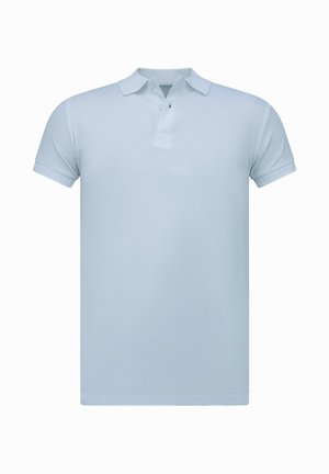 Lichtblauw poloshirt met korte mouwen, een kraag en een twee-knopensluiting, weergegeven op een effen witte achtergrond.