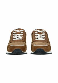 Zapatillas de ante marrón con cordones blancos, que presentan un acento de cuero suave, una suela de goma negra texturizada y un diseño de punta redondeada.