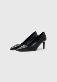 Décolleté neri in pelle con tacco alto, punta affusolata e tacco cilindrico sottile. Superficie liscia e design elegante.