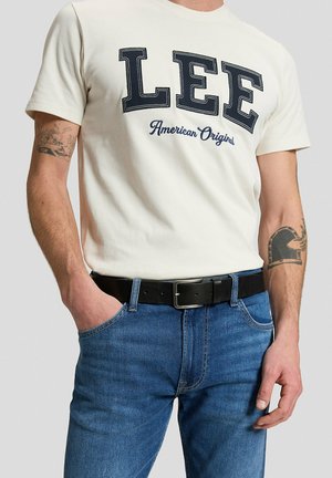Lee, - Pas