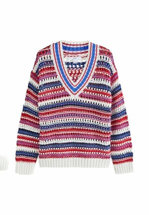 Sweter na szydełku z dekoltem w serek w poziome paski w kolorach białym, czerwonym, niebieskim i fioletowym, z otwartym wzorem dzianiny oraz ściągaczami przy mankietach i krawędzi.
