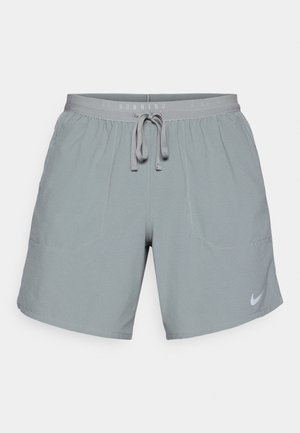 Sive kratke hlače za trčanje s vezicom u struku, dva prednja džepa i reflektirajući Nike logo na donjoj desnoj strani.