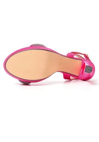 Sandal con tacco alto rosa, con finitura in satin liscio, strap embellito e suola in gomma con texture rigata per una migliore aderenza.
