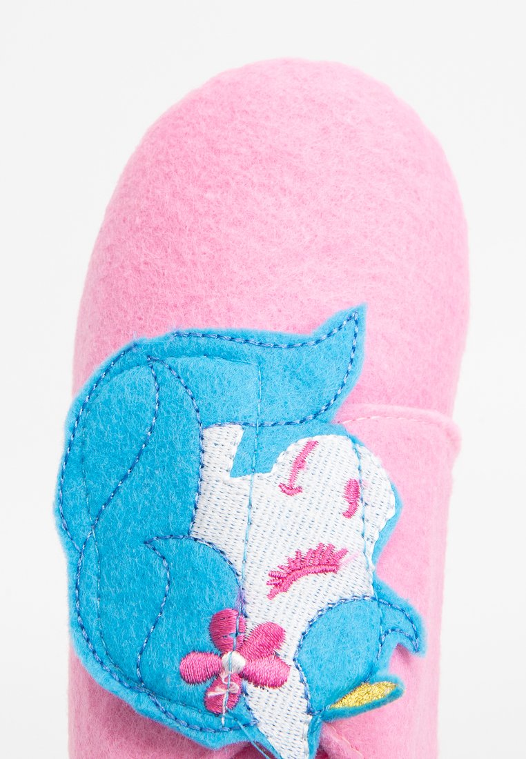 Rosa Filzschlappen mit einem blauen gestickten Charakter und floralen Details. Das Design zeichnet sich durch weiche Texturen und eine enge Form aus.