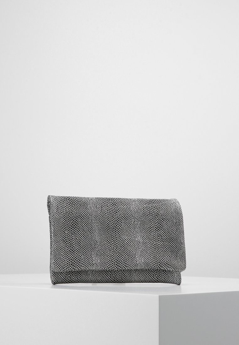 Czarnobiała teksturowana kopertówka z klapką na zakładkę, z powierzchnią o wzorze przypominającym tkaninę. Kompaktowy, prostokątny kształt.