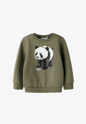 Felpa verde oliva con un design in pixel art di un panda, con dettagli in bianco e nero. Polsini e scollo a coste. Il testo recita "POLITE COOL."
