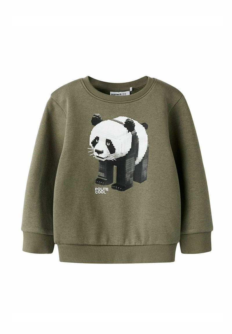 Bluza w kolorze oliwkowej zieleni z pixelartowym wzorem pandy w czarno-białych kolorach. Ze ściągaczami przy mankietach i dekolcie. Napis "POLITE COOL".