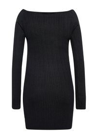 Abito nero off-shoulder realizzato in tessuto a maglia a coste, con maniche lunghe e una vestibilità aderente. Texture liscia con un design che abbraccia la forma.