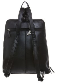Sac à dos en cuir noir avec deux bretelles, une poche zippée à l'avant et un détail de grain texturé. Présente des accents en métal argenté.